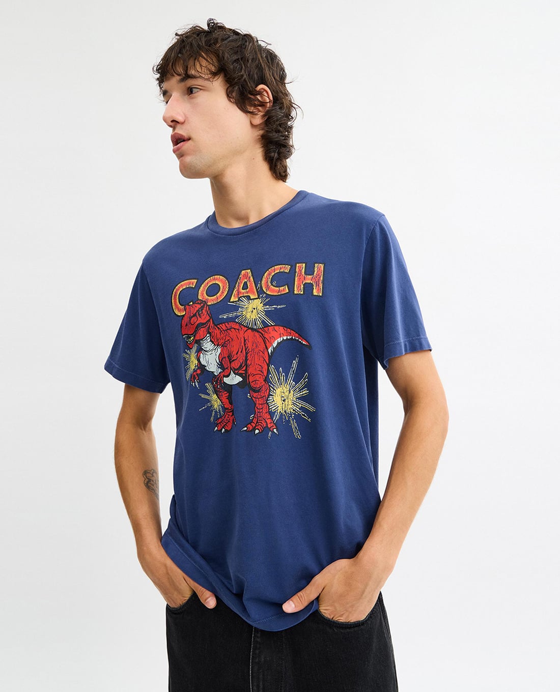 COACH - Áo thun nam cổ tròn tay ngắn Garment Washed Dinosaur
