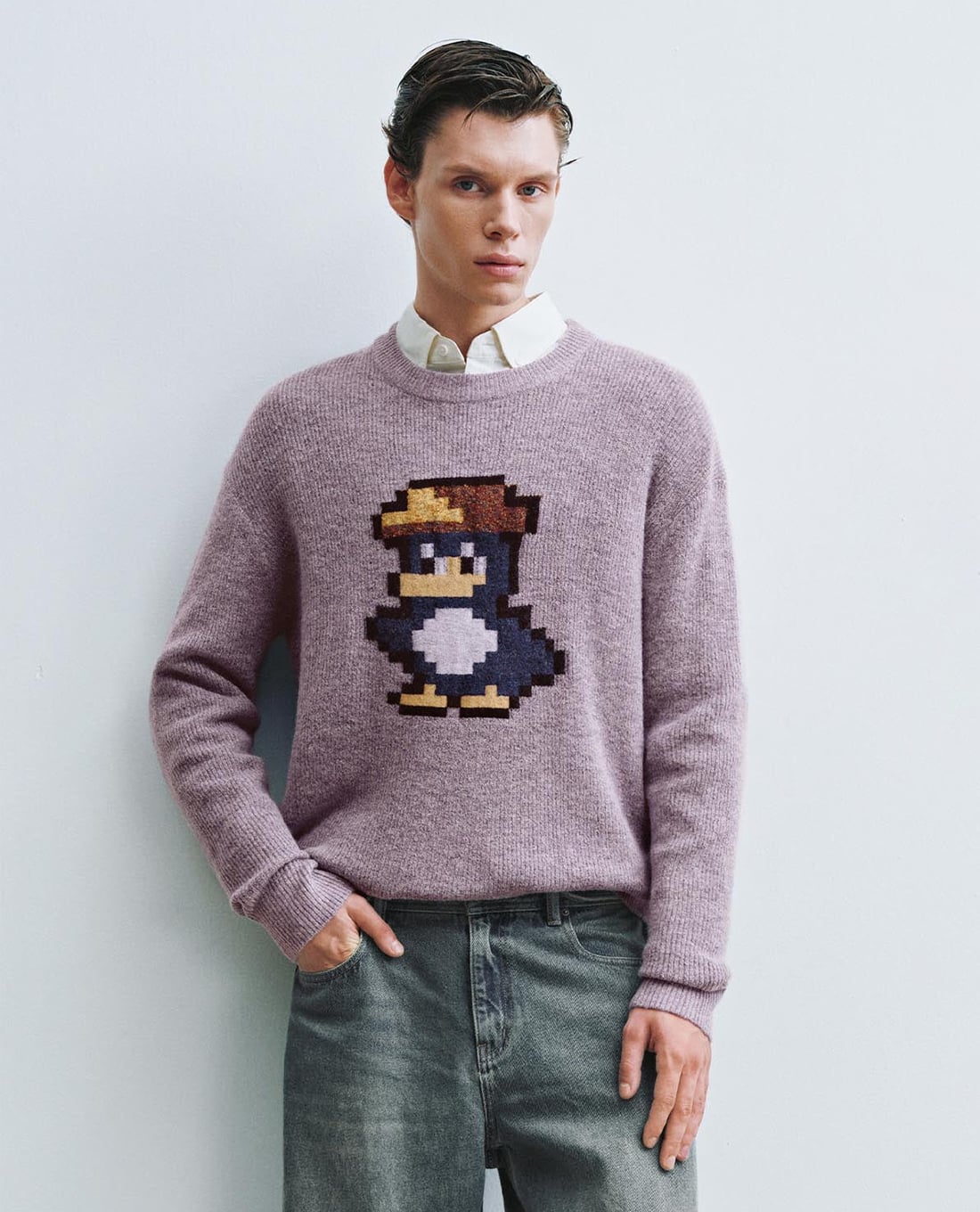 URBAN REVIVO - Áo dệt kim nam cổ tròn tay dài họa tiết pixel