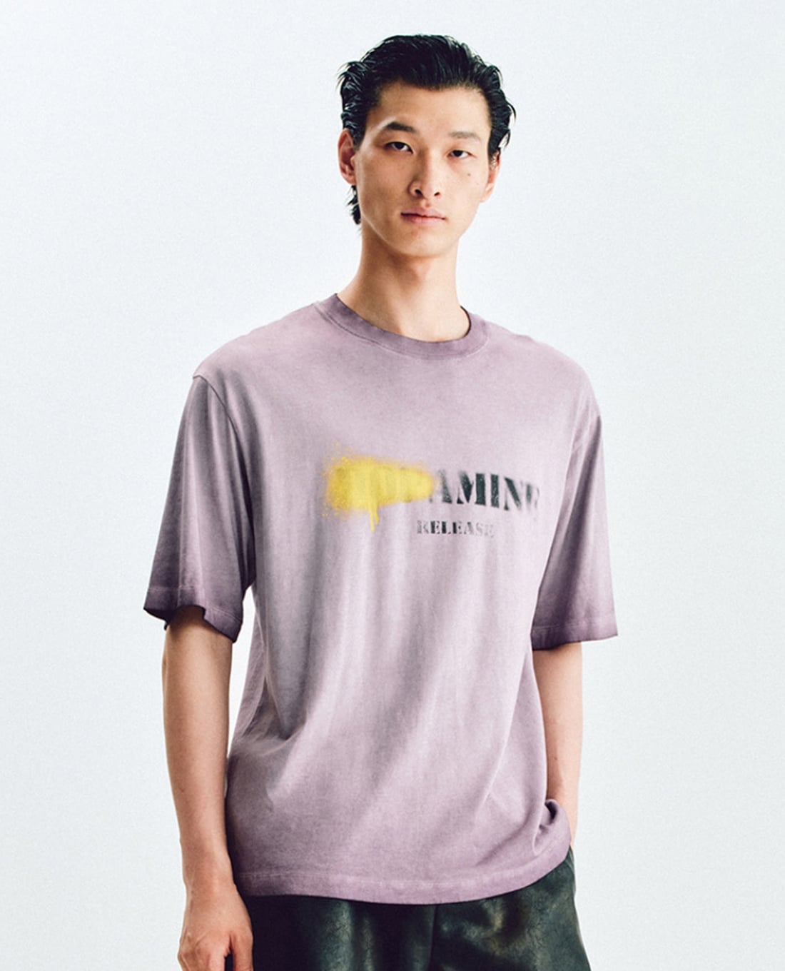 URBAN REVIVO - Áo thun nam cổ tròn tay ngắn in chữ