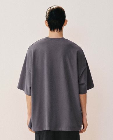  URBAN REVIVO - Áo thun nam cổ tròn tay ngắn in chữ 