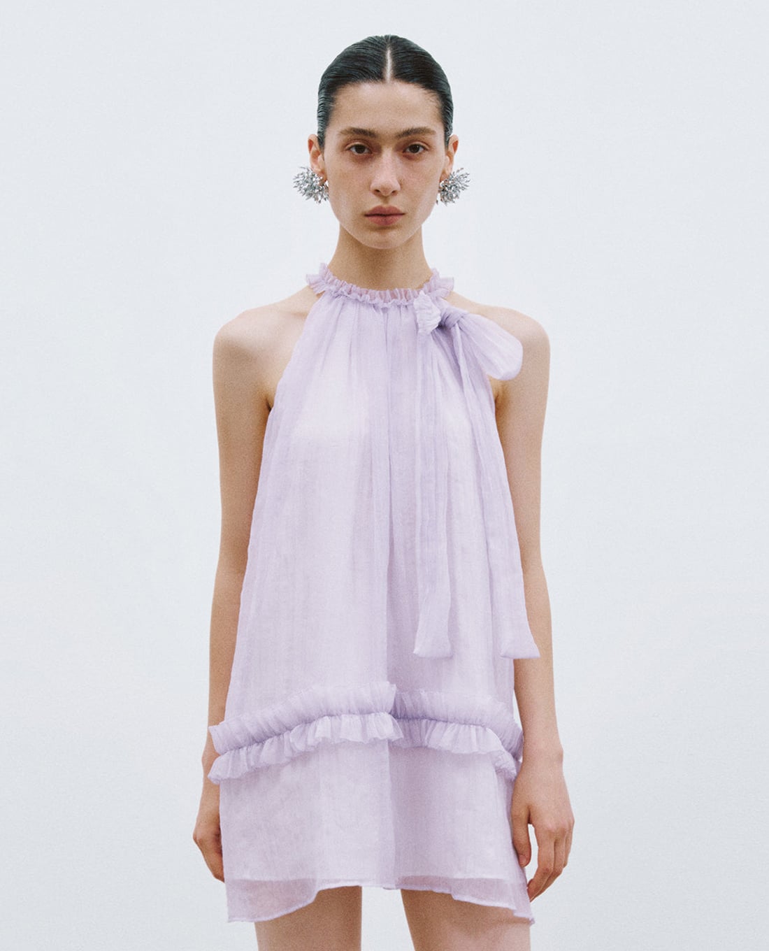 URBAN REVIVO - Đầm sát nách mini cổ yếm phối bèo nhún