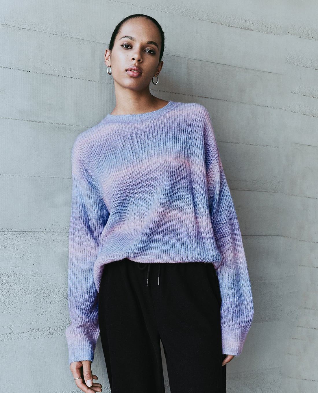 URBAN REVIVO - Áo dệt kim nữ cổ tròn tay dài loang màu