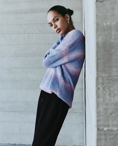  URBAN REVIVO - Áo dệt kim nữ cổ tròn tay dài loang màu 