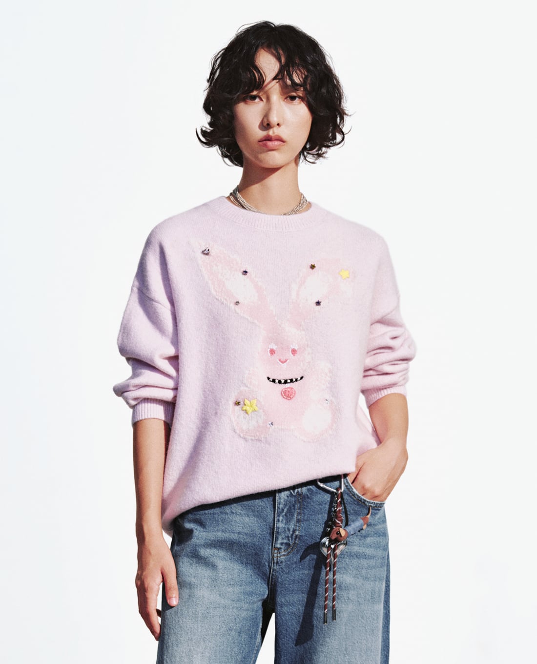 URBAN REVIVO - Áo dệt kim nữ cổ tròn tay dài họa tiết thỏ