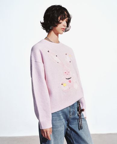  URBAN REVIVO - Áo dệt kim nữ cổ tròn tay dài họa tiết thỏ 