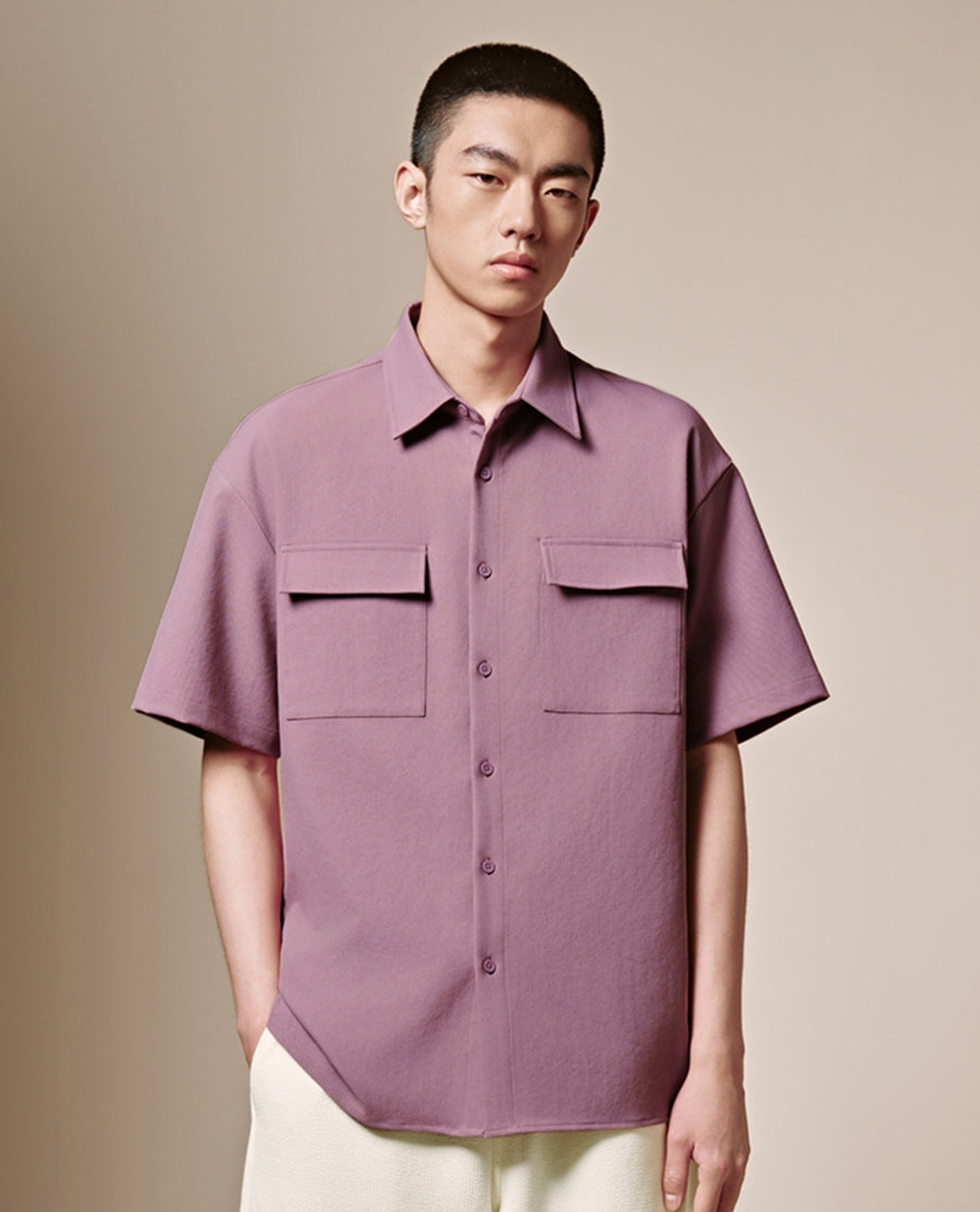 URBAN REVIVO - Áo sơ mi nam cổ bẻ tay ngắn phối túi hộp