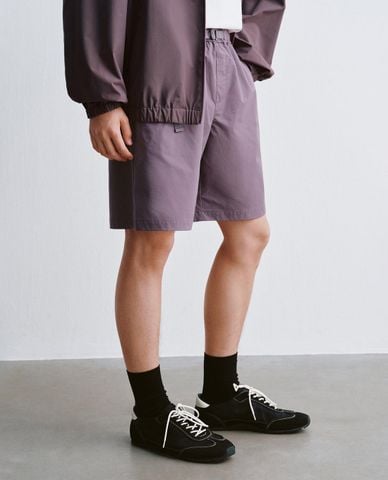  URBAN REVIVO - Quần short nam ống rộng phối dây đai 