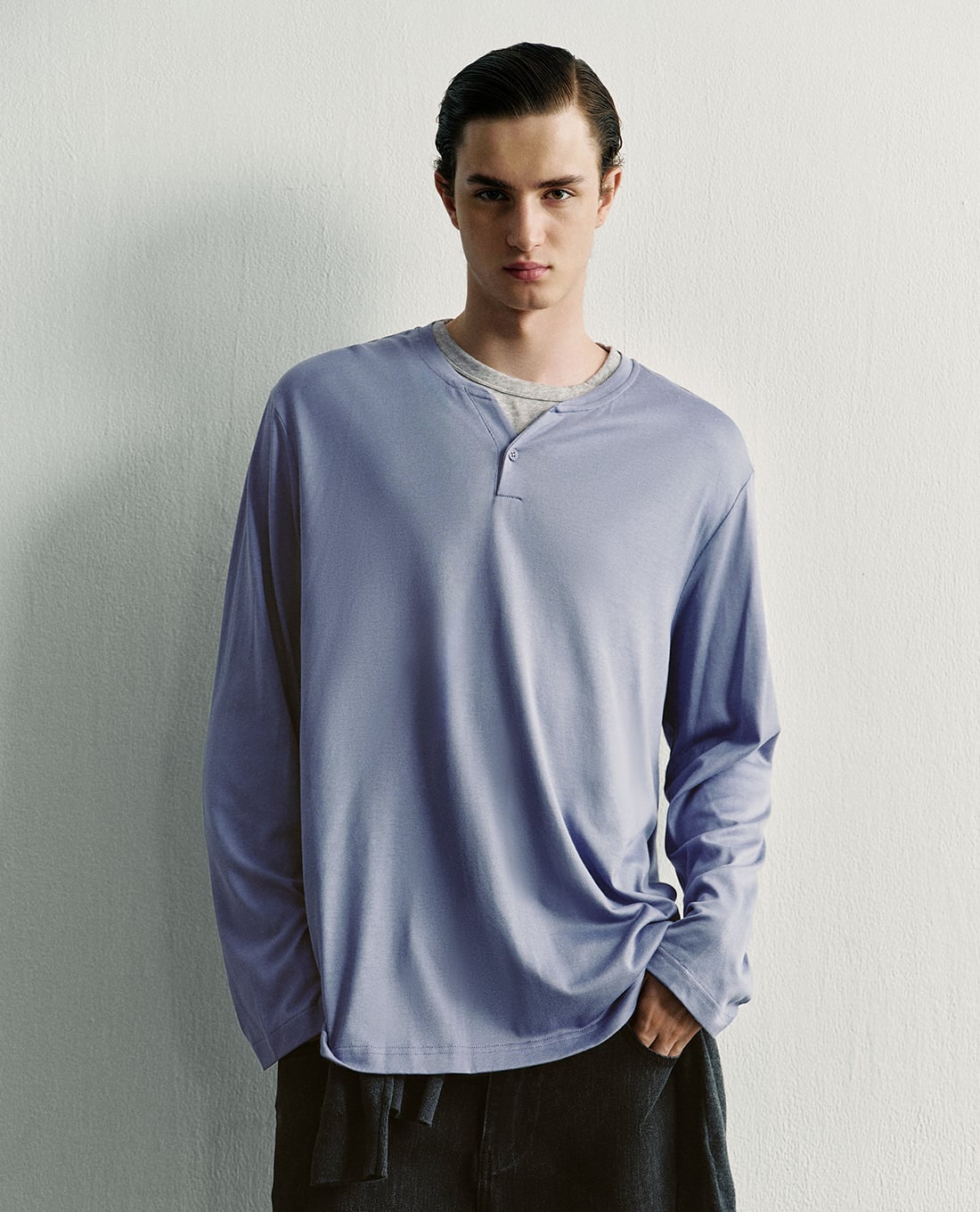 URBAN REVIVO - Áo thun nam cổ henley tay dài phối layer