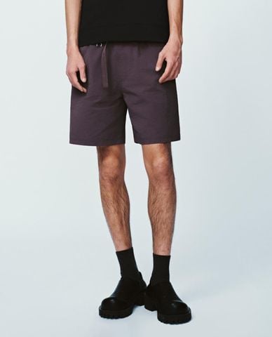  URBAN REVIVO - Quần short nam ống rộng phối dây đai 