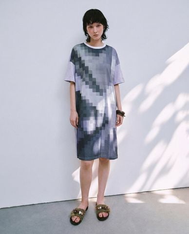  URBAN REVIVO - Đầm midi cổ tròn tay ngắn phối họa tiết 