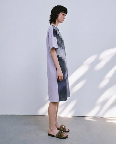  URBAN REVIVO - Đầm midi cổ tròn tay ngắn phối họa tiết 