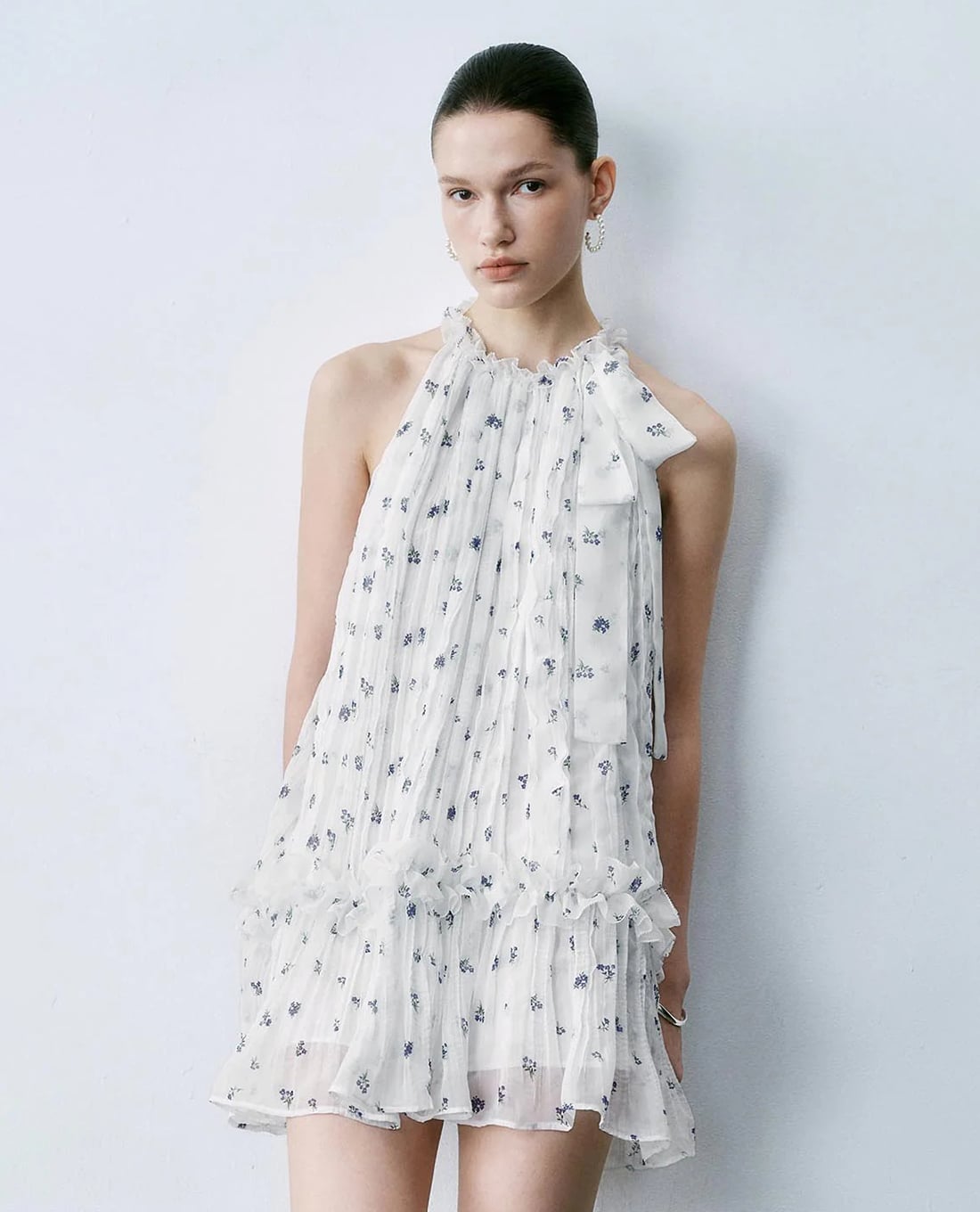 URBAN REVIVO - Đầm sát nách mini cổ yếm hoa nhí