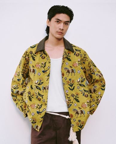  URBAN REVIVO - Áo khoác sơ mi nam cổ bẻ tay dài in hoa 