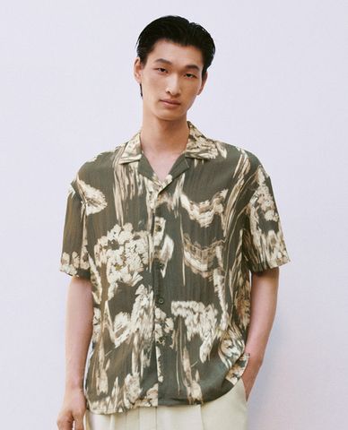  URBAN REVIVO - Áo sơ mi nam cổ bẻ tay ngắn in họa tiết 