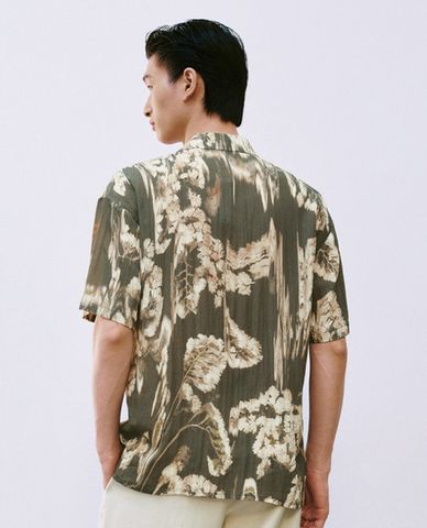  URBAN REVIVO - Áo sơ mi nam cổ bẻ tay ngắn in họa tiết 