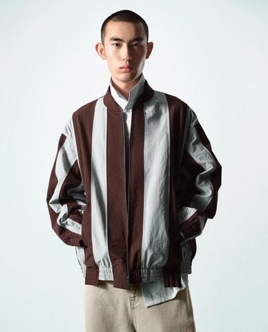  URBAN REVIVO - Áo khoác bomber nam cổ V kẻ sọc 