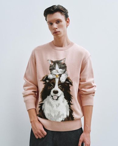  URBAN REVIVO - Áo dệt kim nam cổ tròn tay dài phối họa tiết 