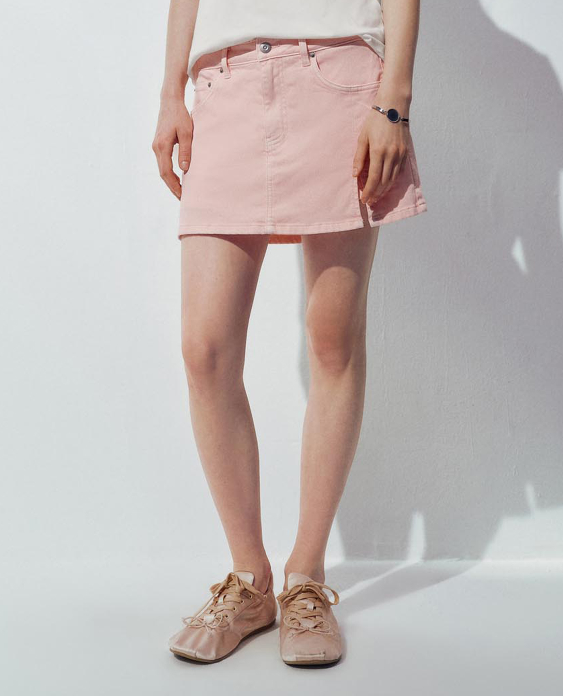URBAN REVIVO - Quần shorts jeans nữ giả váy xẻ tà
