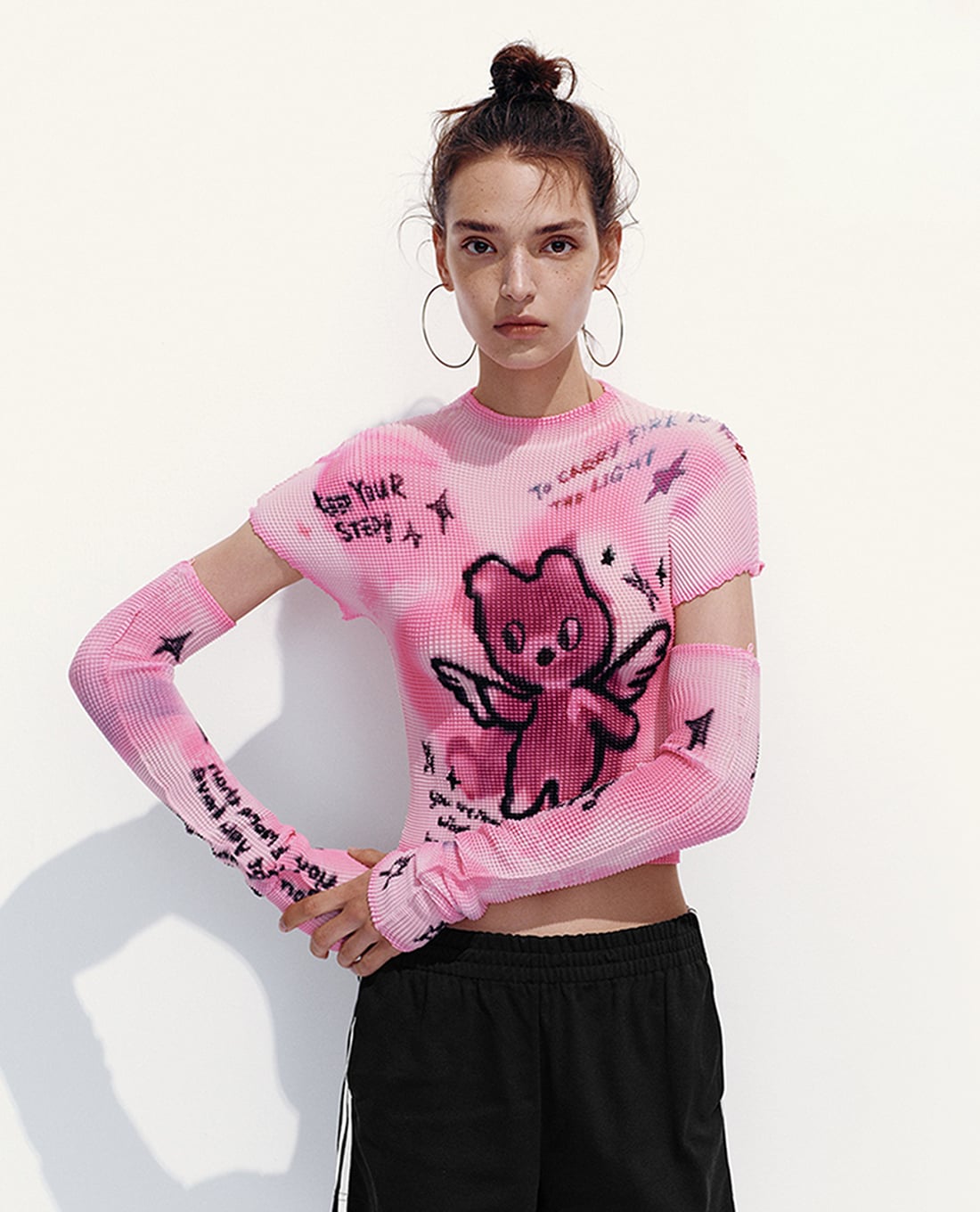 URBAN REVIVO - Áo croptop nữ tay dài cut out