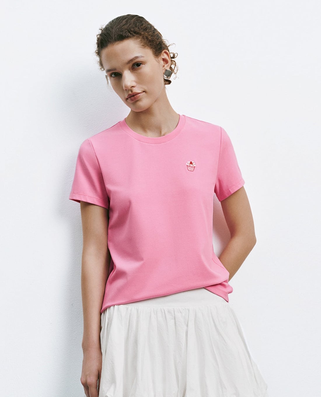 URBAN REVIVO - Áo thun nữ cổ tròn tay ngắn phối họa tiết