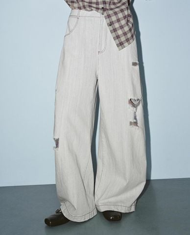  URBAN REVIVO - Quần jeans nữ ống rộng wash bạc rách gối 