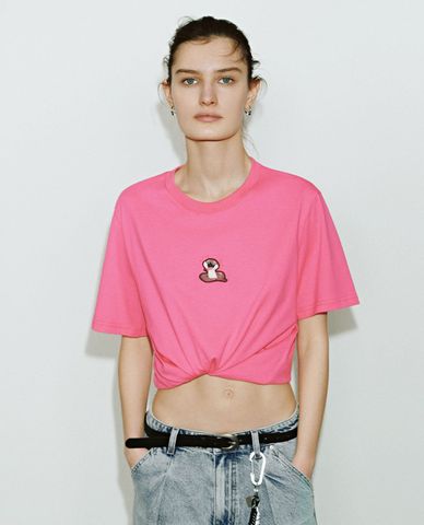  URBAN REVIVO - Áo thun nữ cổ tròn in hình hiện đại 