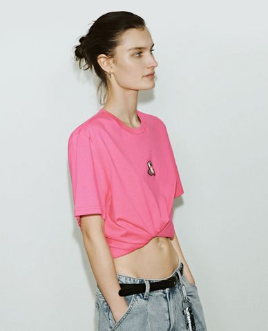  URBAN REVIVO - Áo thun nữ cổ tròn in hình hiện đại 