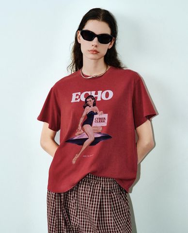  URBAN REVIVO - Áo thun nữ cổ tròn tay ngắn in hình retro 