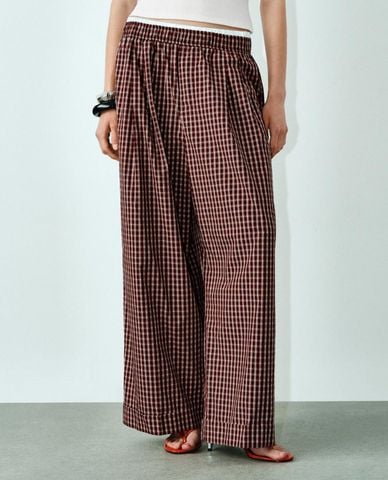  URBAN REVIVO - Quần nữ ống rộng lưng thun kẻ sọc 