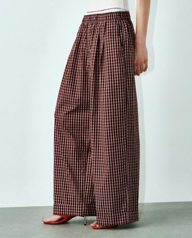  URBAN REVIVO - Quần nữ ống rộng lưng thun kẻ sọc 