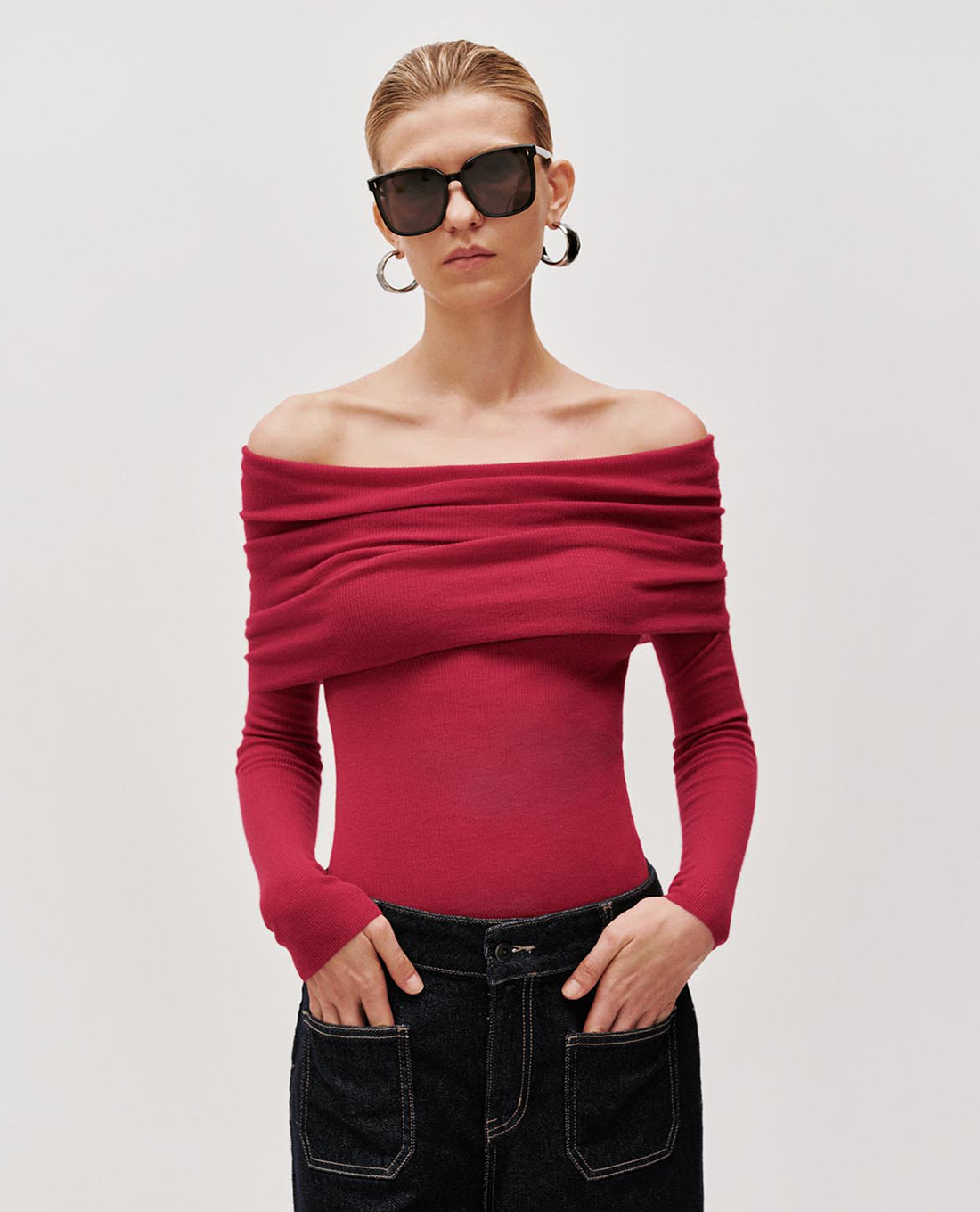 URBAN REVIVO - Áo dệt kim nữ trễ vai tay dài xếp li