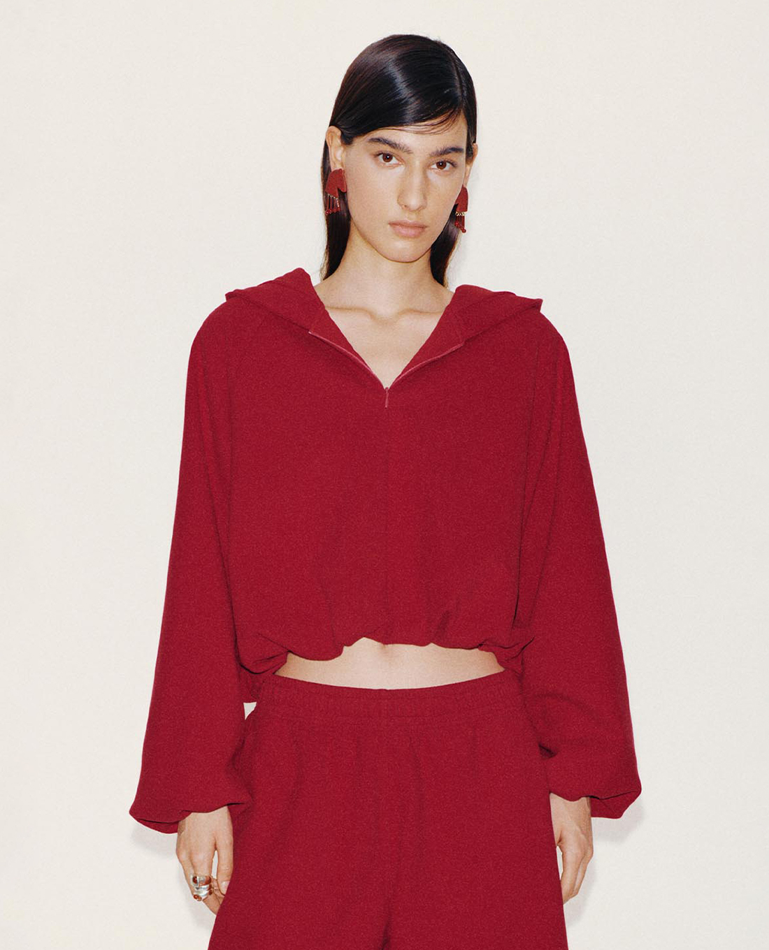 URBAN REVIVO - Áo hoodie nữ phối mũ tay dài phom croptop