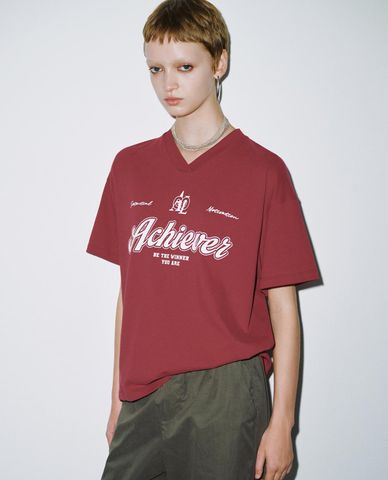  URBAN REVIVO - Áo thun nữ cổ V tay ngắn in chữ 