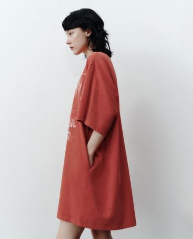  URBAN REVIVO - Đầm mini cổ tròn tay ngắn in họa tiết 