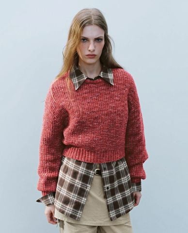  URBAN REVIVO - Áo sweater nữ cổ tròn tay dài phom croptop 
