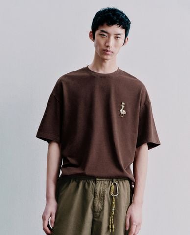  URBAN REVIVO - Áo thun nam cổ tròn tay ngắn thêu họa tiết 
