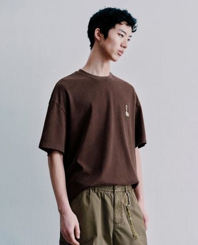  URBAN REVIVO - Áo thun nam cổ tròn tay ngắn thêu họa tiết 