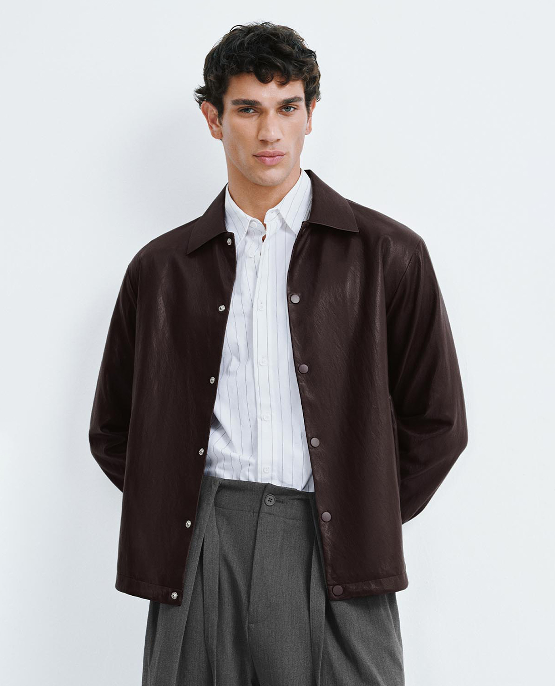 URBAN REVIVO - Áo khoác da nam cổ bẻ tay dài phối nút