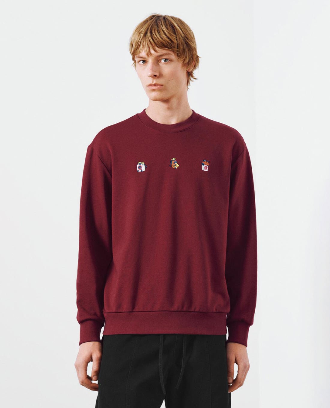 URBAN REVIVO - Áo sweatshirt nam cổ tròn tay dài phối họa tiết