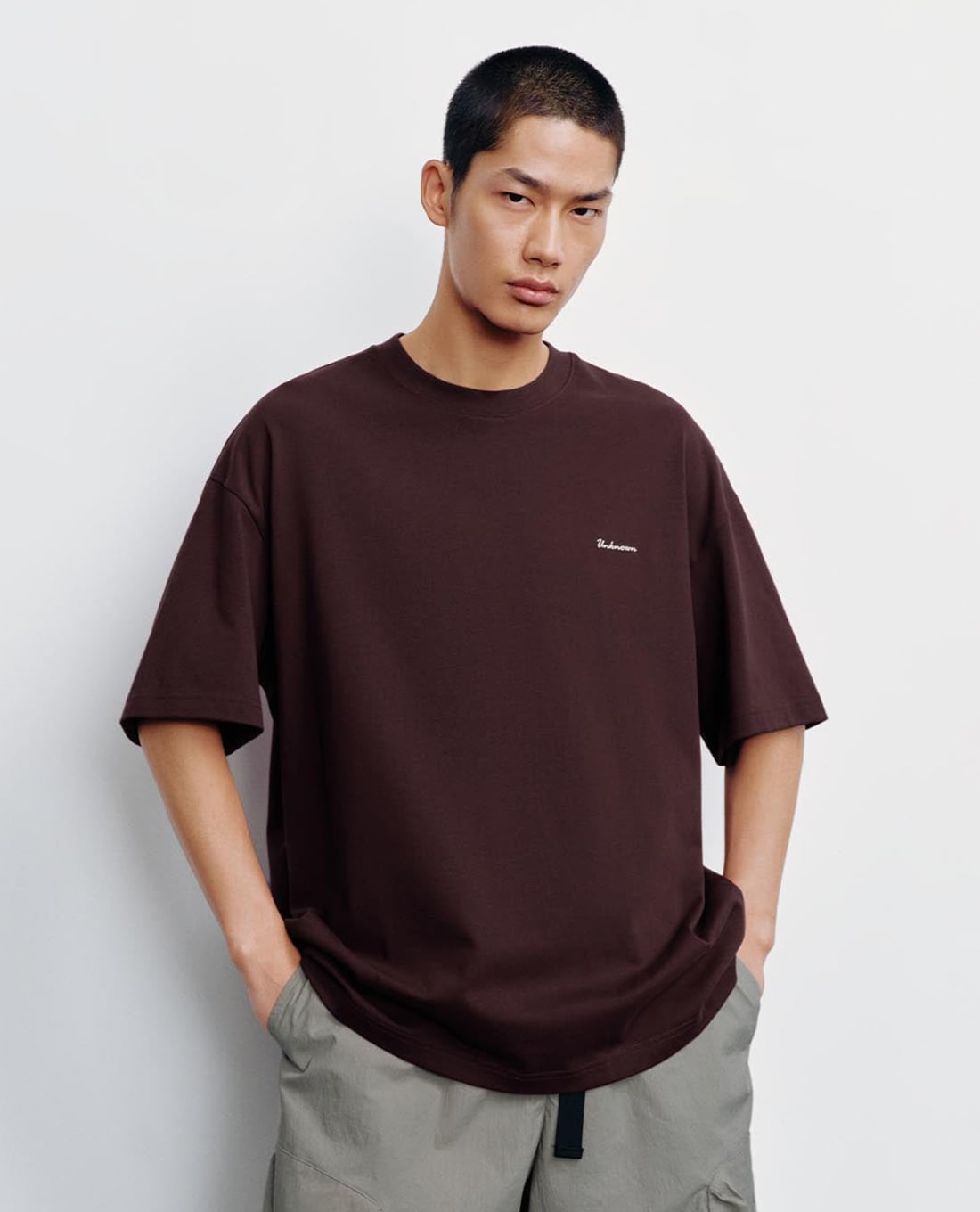 URBAN REVIVO - Áo thun nam cổ tròn tay ngắn hiện đại