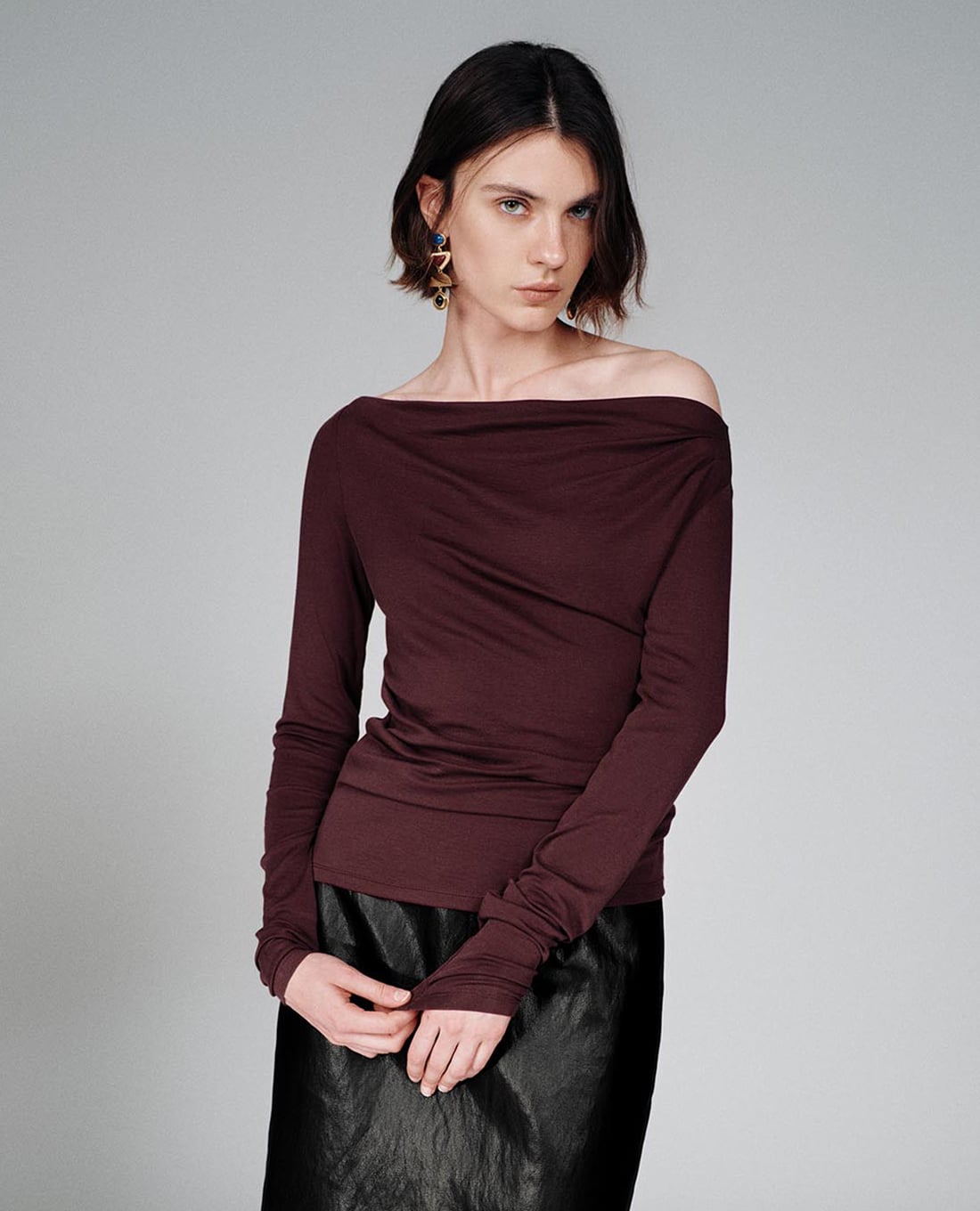 URBAN REVIVO - Áo trễ vai nữ tay dài phom ôm