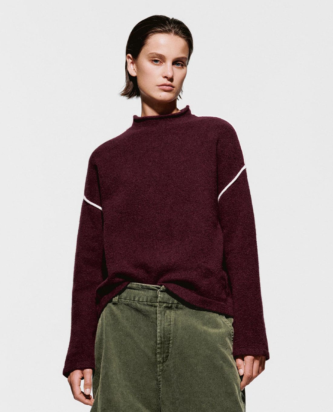 URBAN REVIVO - Áo dệt kim nữ cổ lọ tay dài phối viền