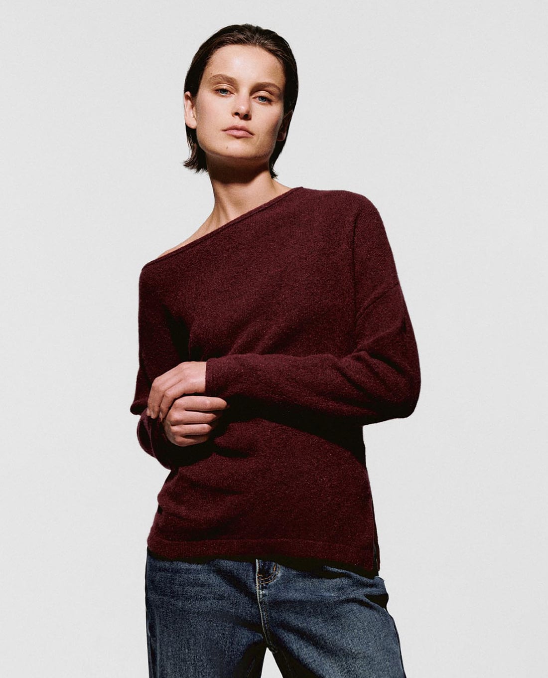 URBAN REVIVO - Áo kiểu nữ tay dài lệch vai nhún eo