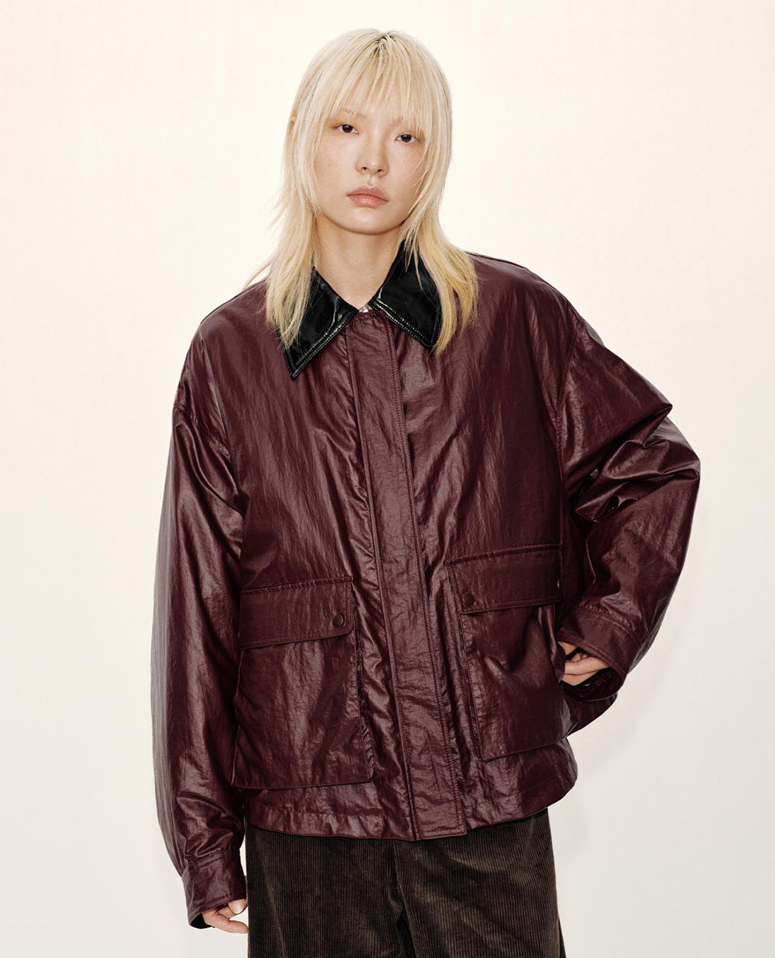 URBAN REVIVO - Áo khoác da nữ cổ bẻ tay dài phối túi