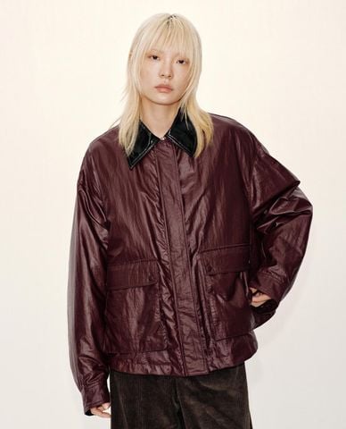  URBAN REVIVO - Áo khoác da nữ cổ bẻ tay dài phối túi 