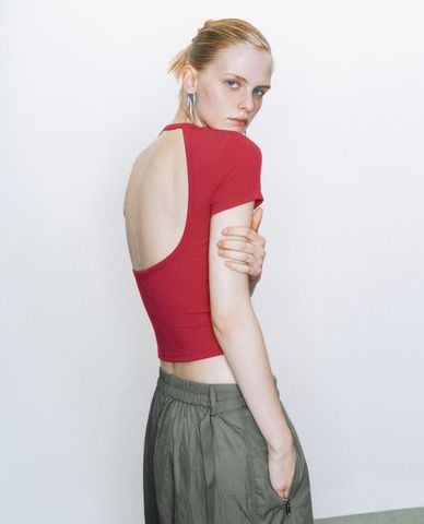  URBAN REVIVO - Áo kiểu nữ cổ vuông phối chi tiết cut out 