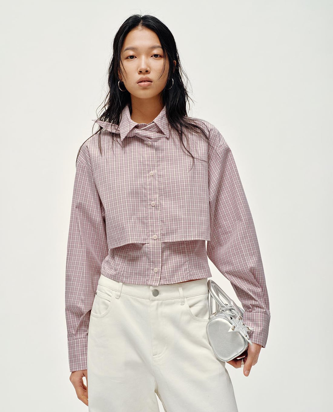 URBAN REVIVO - Áo sơ mi nữ kẻ caro cổ nơ phom croptop