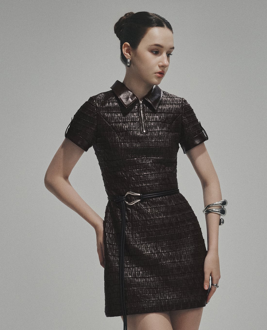 DEZUS - Đầm mini da cổ bẻ dập vân phối đai eo Finny