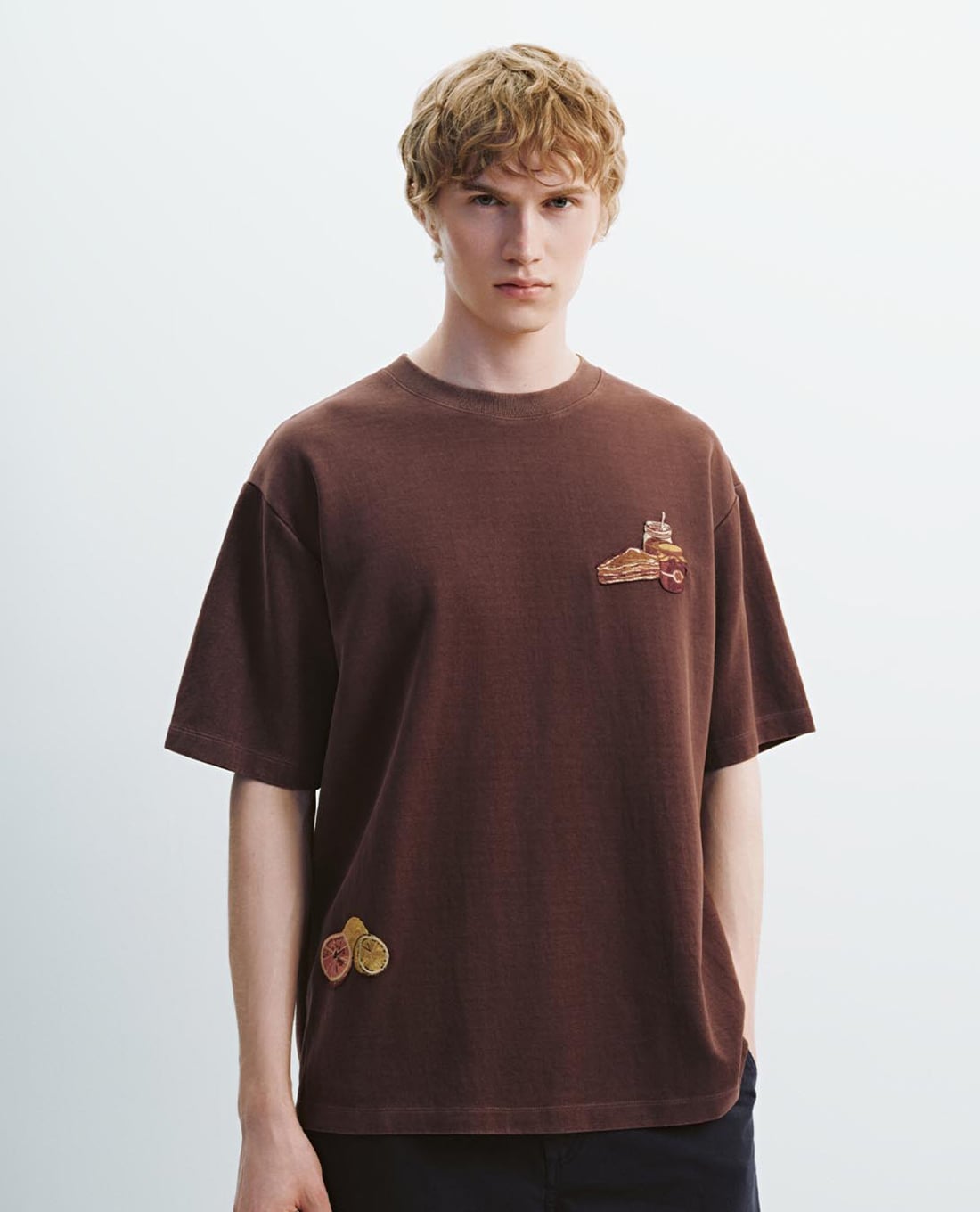 URBAN REVIVO - Áo thun nam cổ tròn tay ngắn in họa tiết