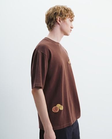  URBAN REVIVO - Áo thun nam cổ tròn tay ngắn in họa tiết 